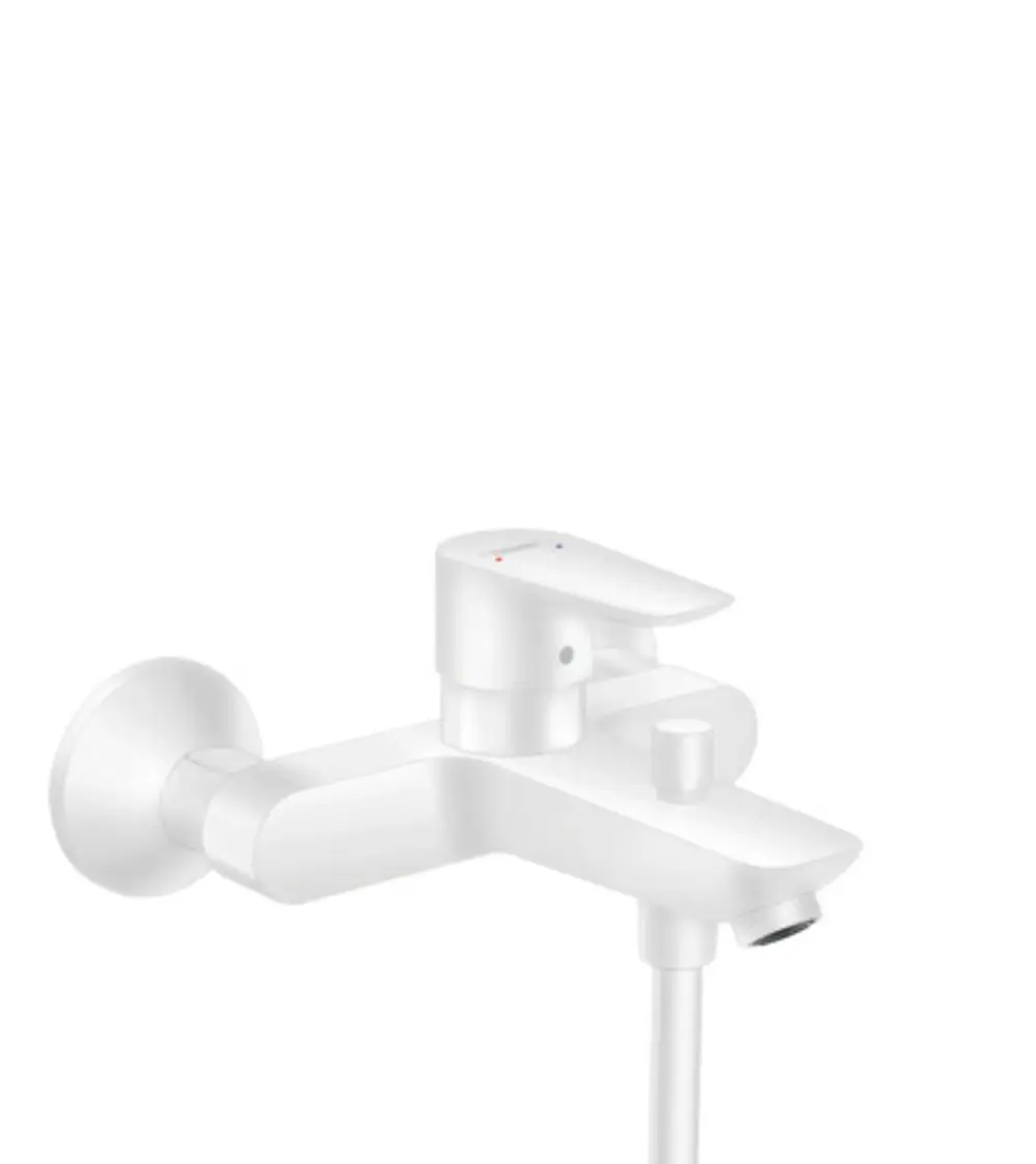Weißer Mischbatterie von Hansgrohe mit einem Hebel, montiert an der Wand, und einem Auslauf für Wasser. Genutzt für Badewannen.